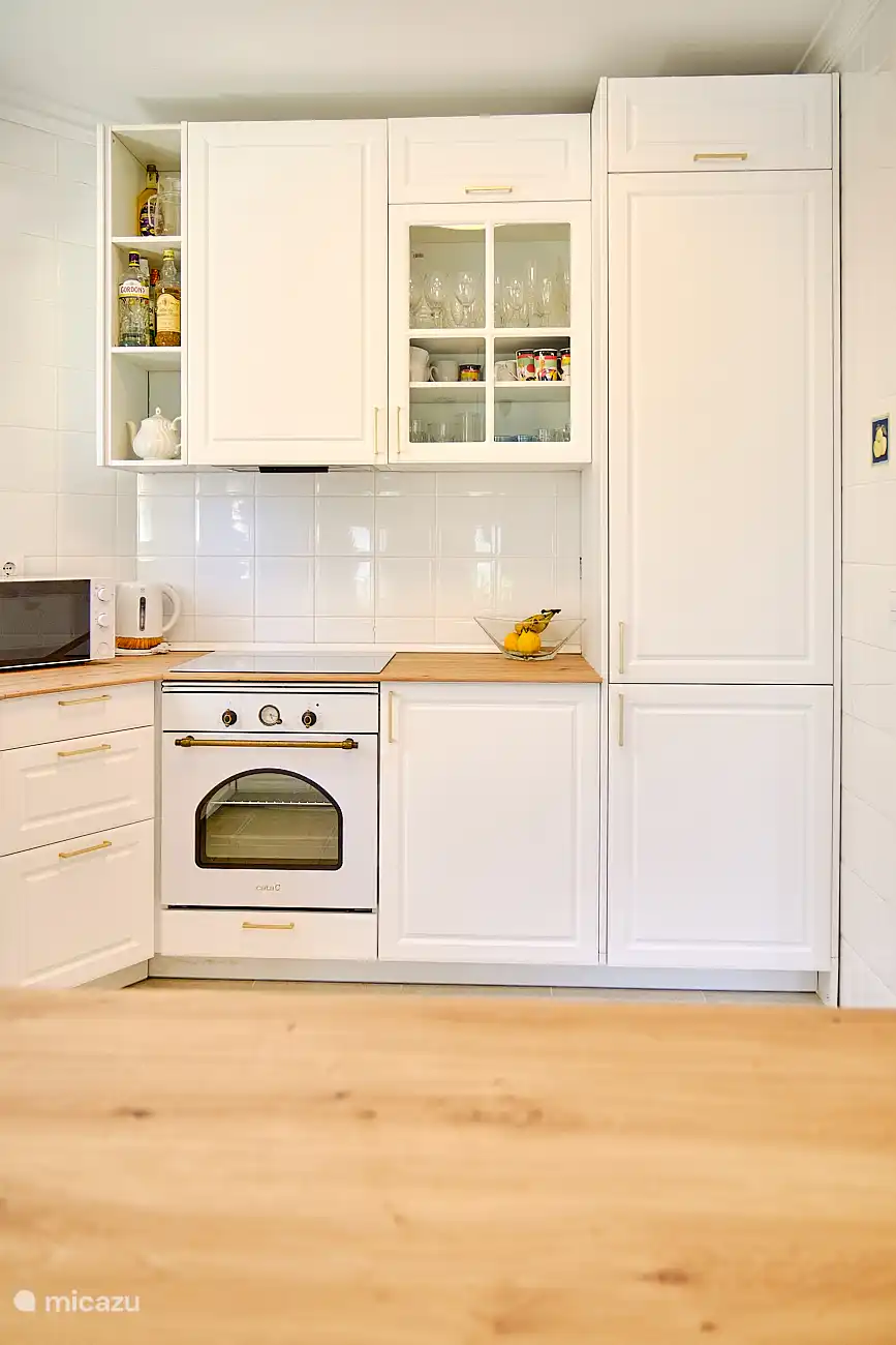 K&#252;che mit Dolce Gusto Espresso, Mikrowelle, Backofen, Wasserkocher, Geschirrsp&#252;ler und K&#252;hlschrank mit Gefrierfach.