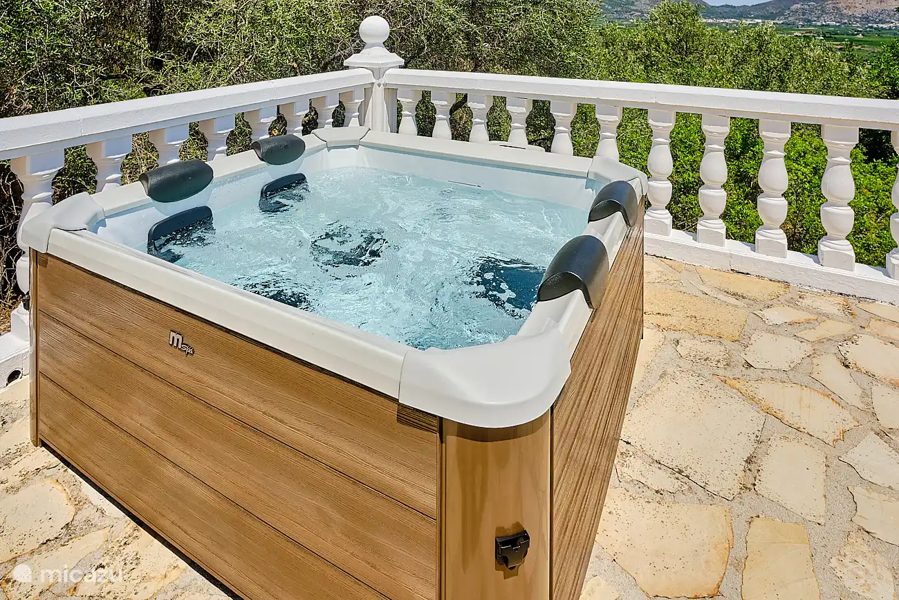 Atemberaubender Blick auf das Tal vom privaten Whirlpool mit D&#252;sen und Blasen, beheizbar auf 40 Grad.