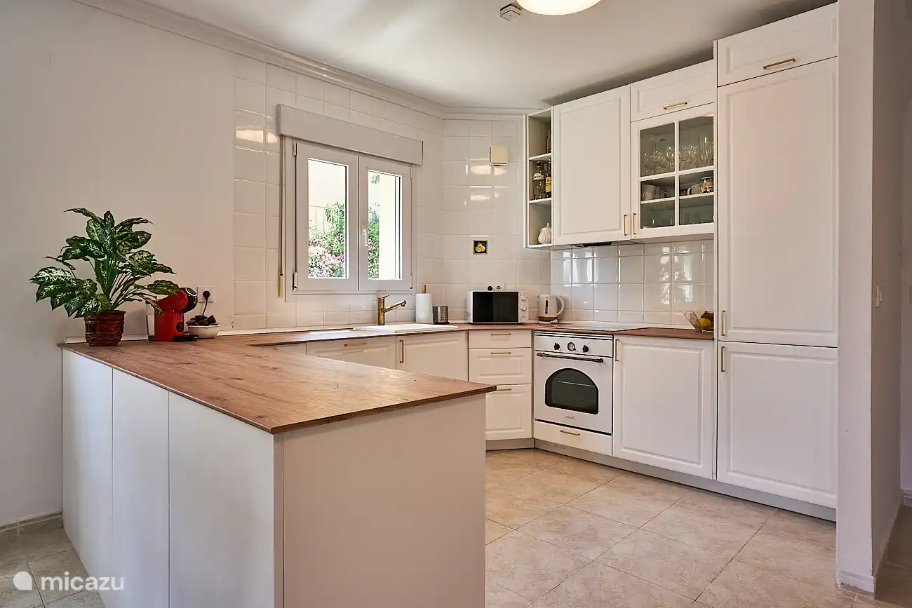 K&#252;che mit Dolce Gusto Espresso, Mikrowelle, Backofen, Wasserkocher, Geschirrsp&#252;ler und K&#252;hlschrank mit Gefrierfach.