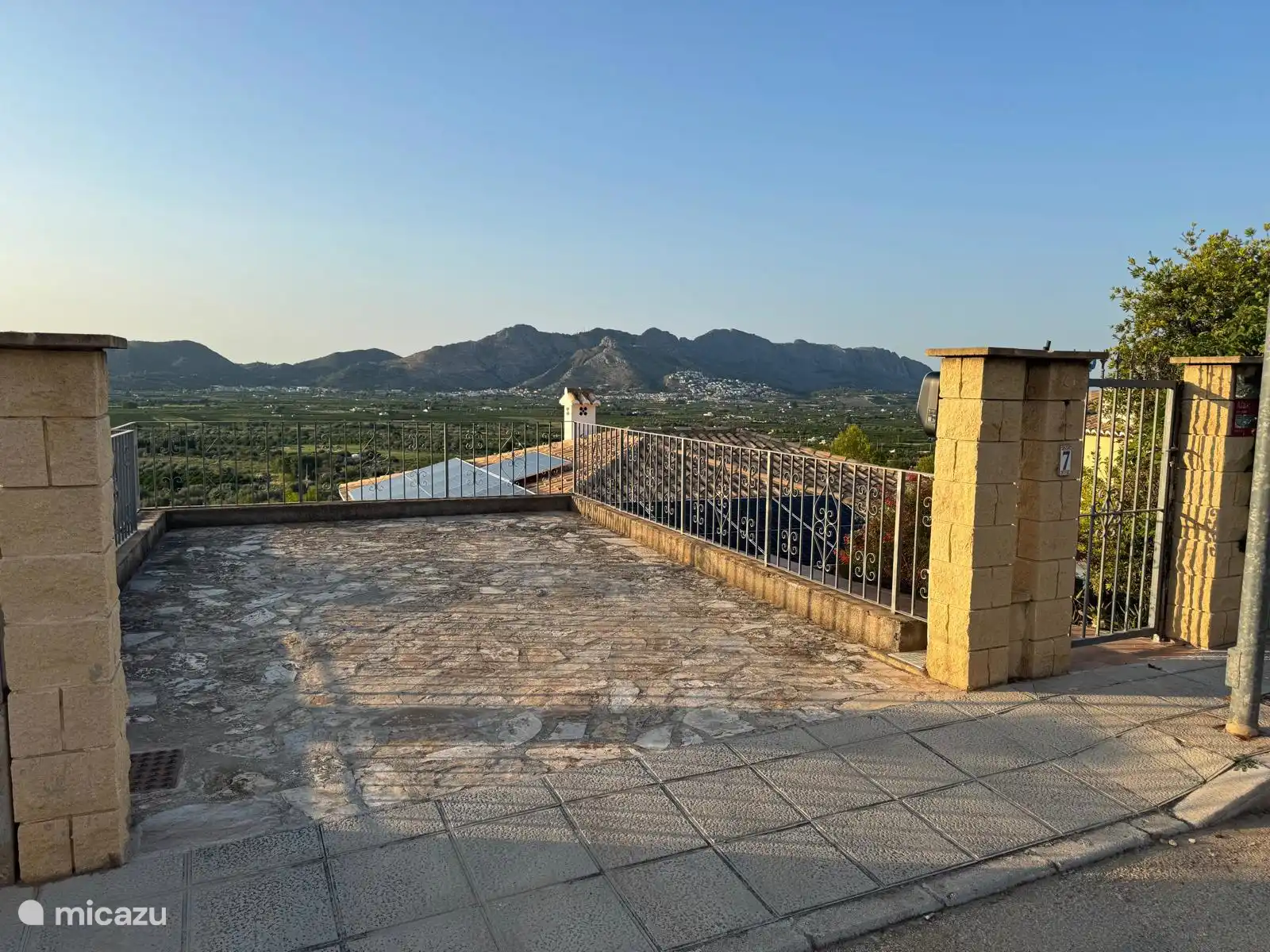 Privater Parkplatz mit Elektroladestation f&#252;r Autos.