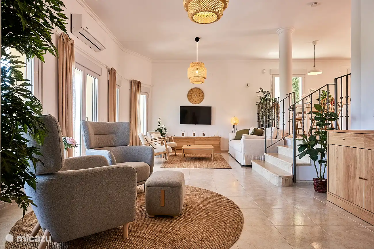 Ger&#228;umiges Wohnzimmer mit Klimaanlage