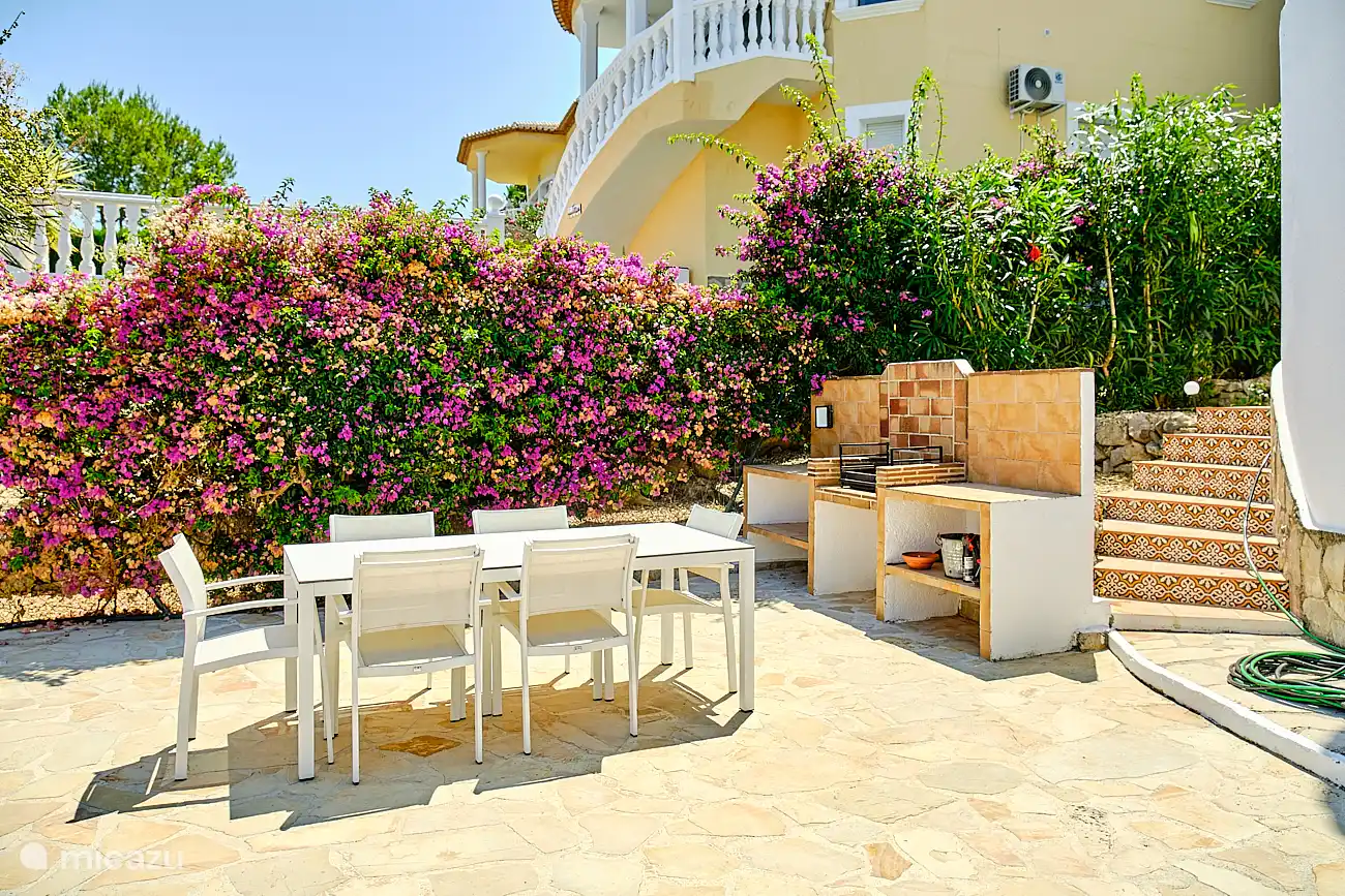 Terrassentisch in der N&#228;he des Holzkohlegrills