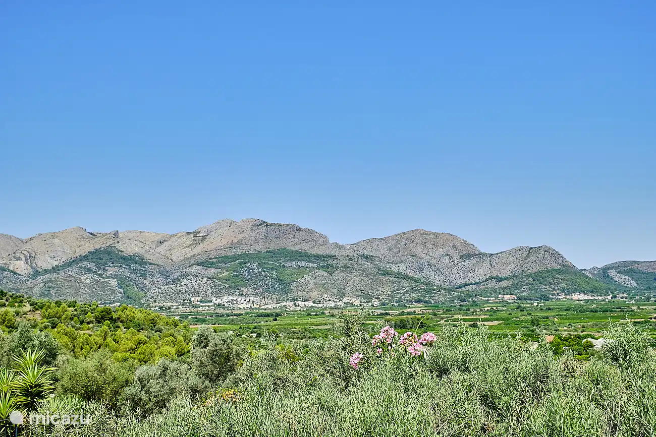 Sch&#246;ne Aussicht &#252;ber das Tal von Orba (mit Zitronen-, Orangen-, Mandel- und Olivenb&#228;umen) 