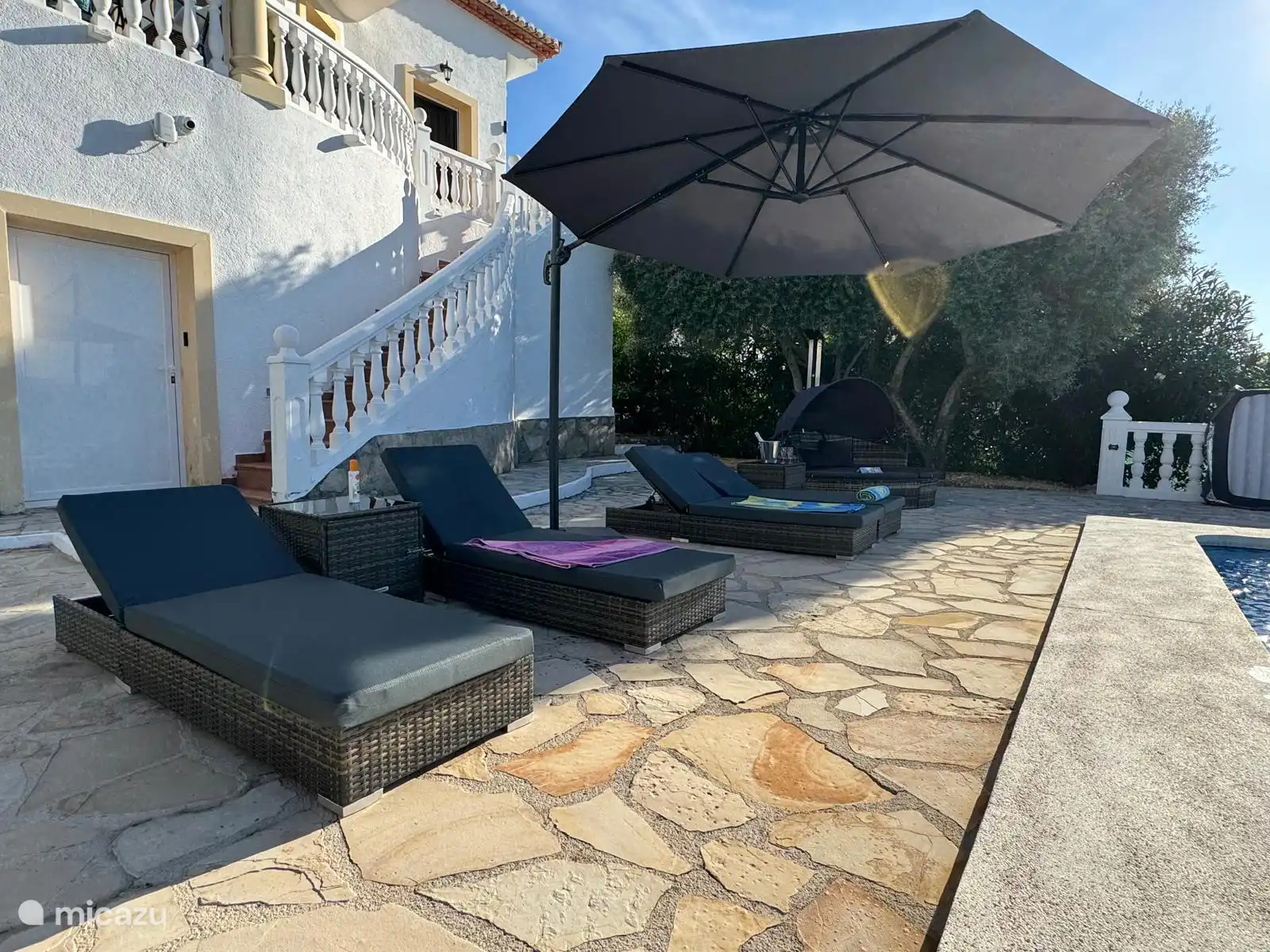 Sonnenschirm (3m), 4 Sonnenliegen und balinesisches Bett