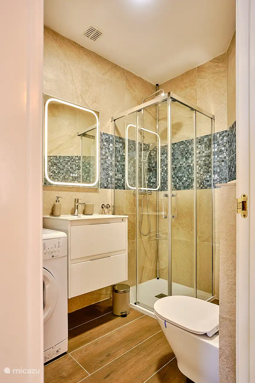 Badezimmer mit Dusche, Wasserkocher und Waschmaschine