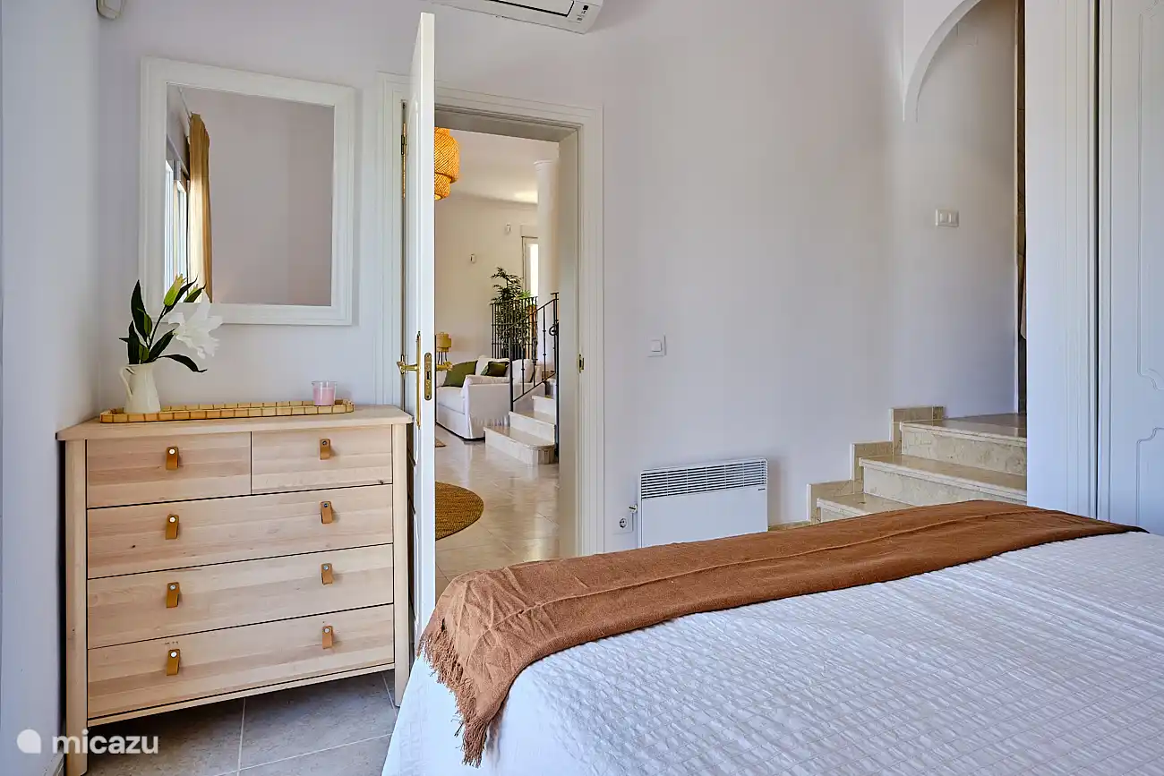 Hauptschlafzimmer 180x200 mit Einbauschr&#228;nken und eigenem Bad. 