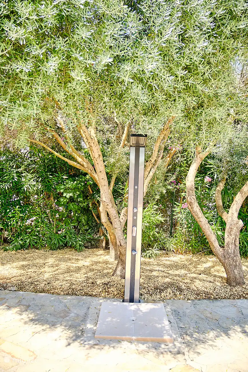 Au&#223;endusche mit hei&#223;em Wasser