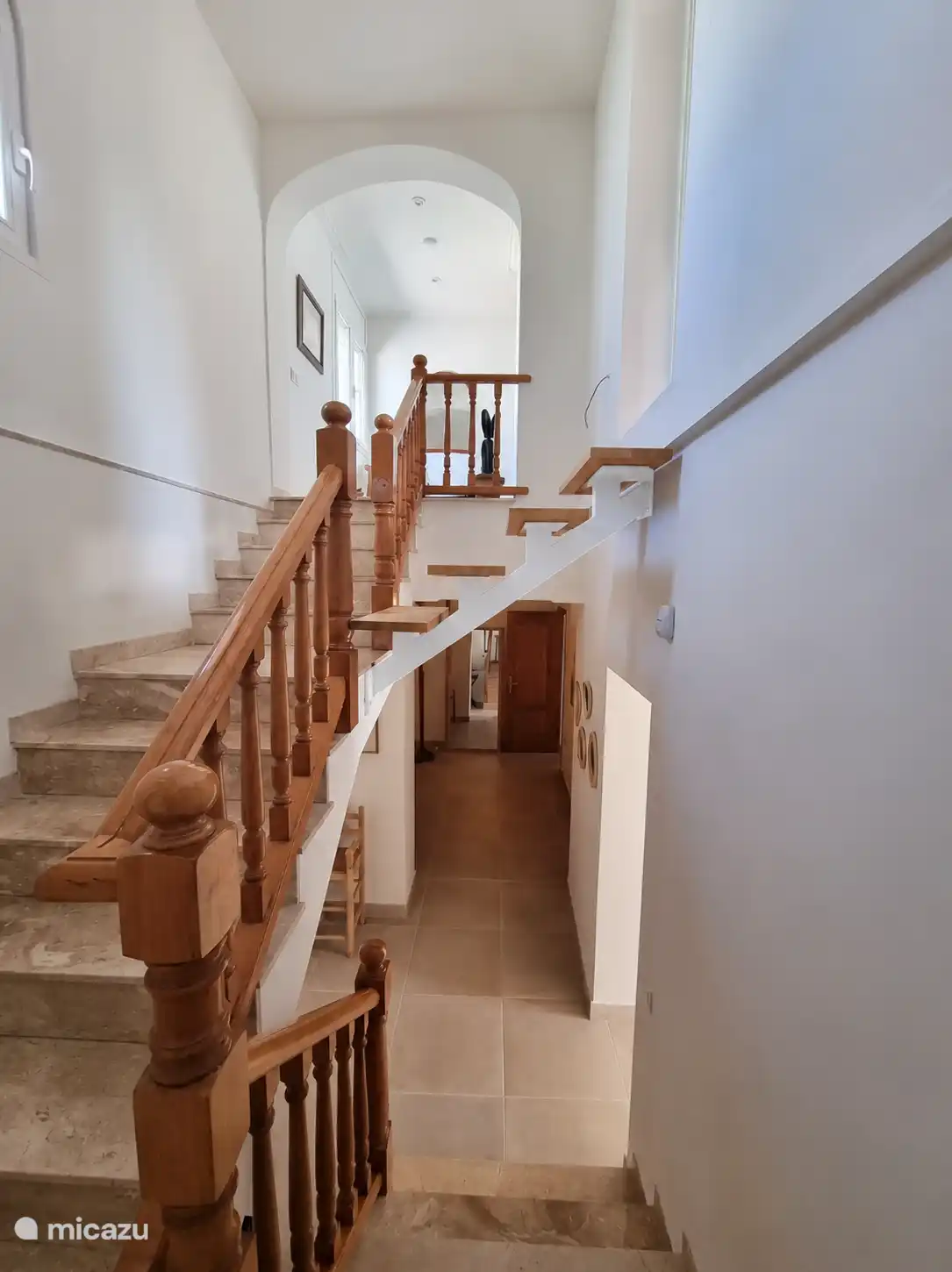 Treppenhaus mit neuer im Bau befindlicher Treppe