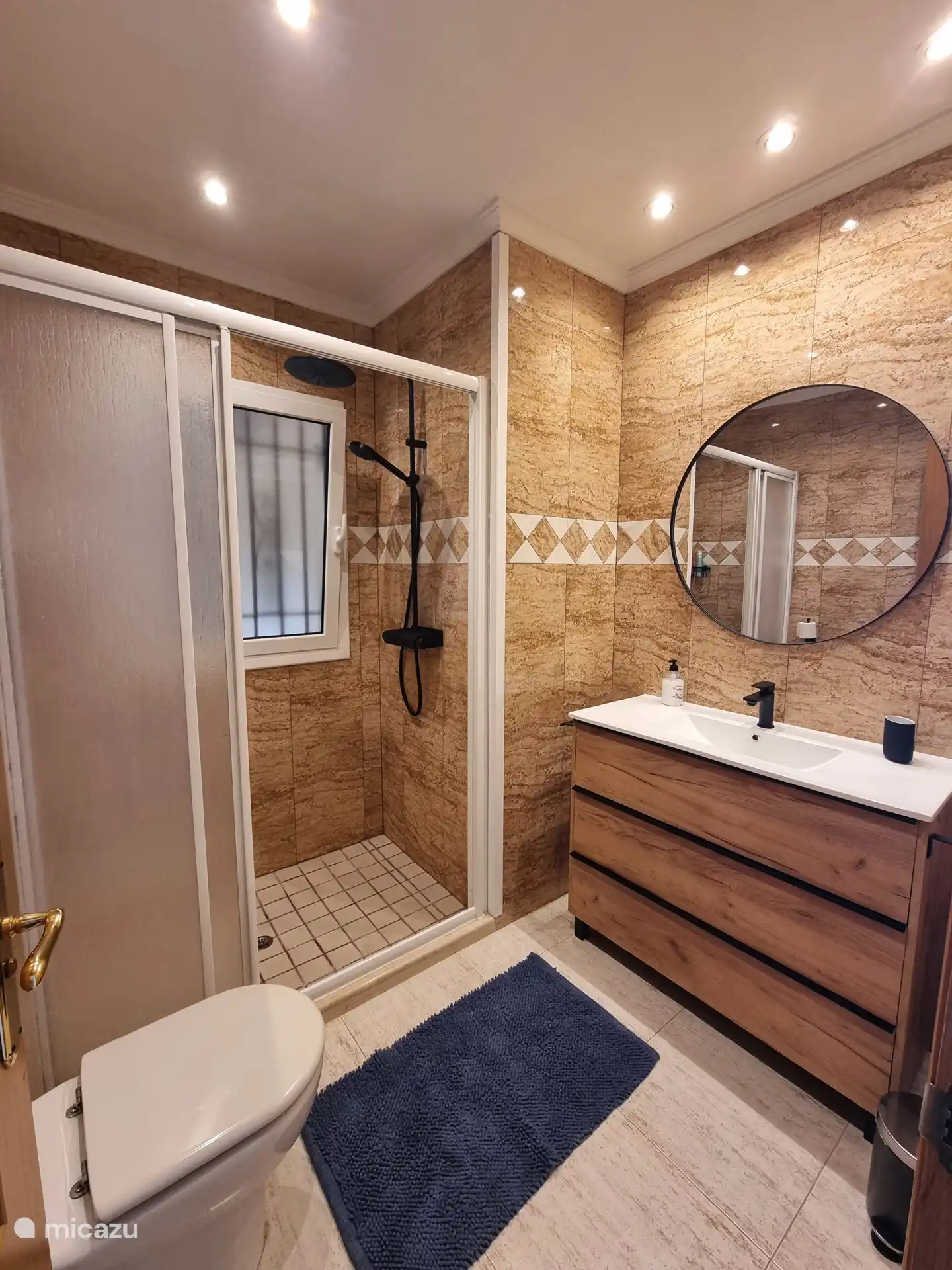 &#39;Bathroom upstairs