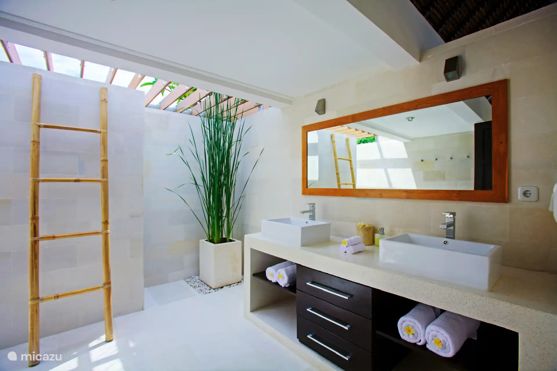 Unser Badezimmer mit Außendusche