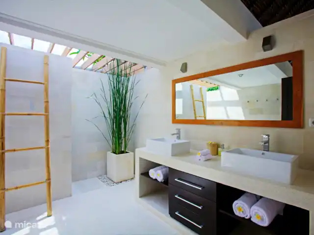 Villa Bossi @ Banjar en Indonesia, Bali, Selat-Buleleng - villa Nuestro baño con ducha exterior