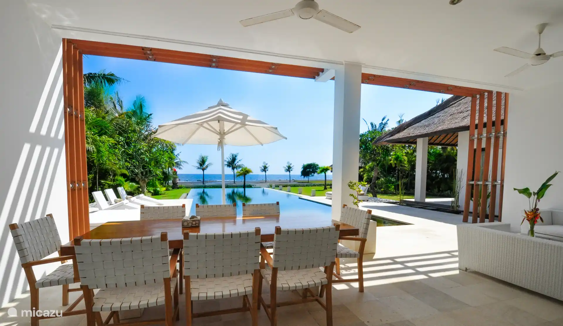 Esstisch auf der Terrasse draußen