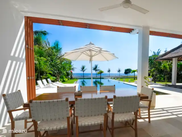 Villa Bossi @ Banjar en Indonesia, Bali, Selat-Buleleng - villa Mesa de comedor en la terraza exterior