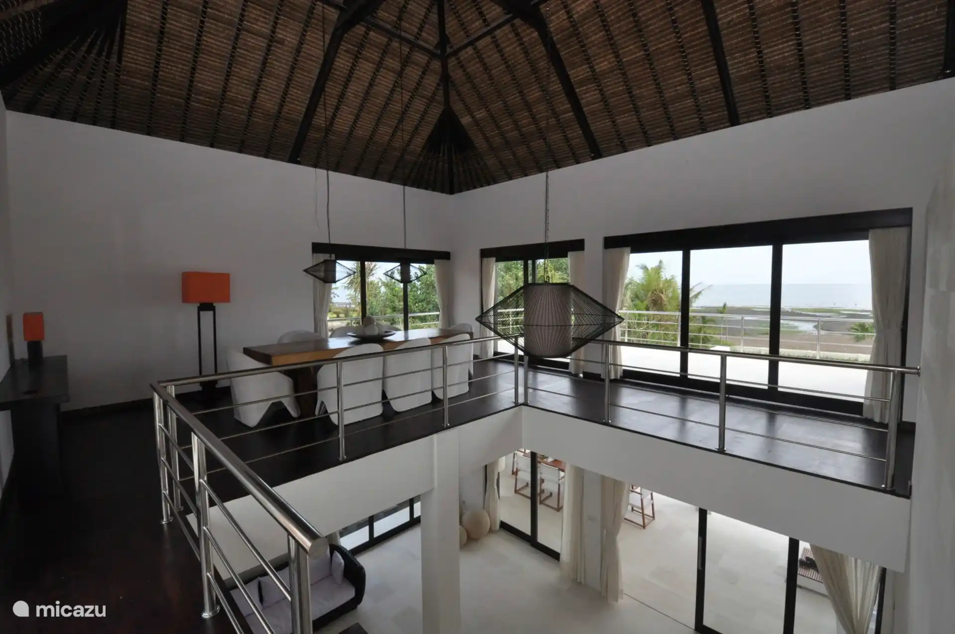 Obergeschoss der Villa mit zusätzlichem Esstisch und einem Loungebereich mit Smart-TV