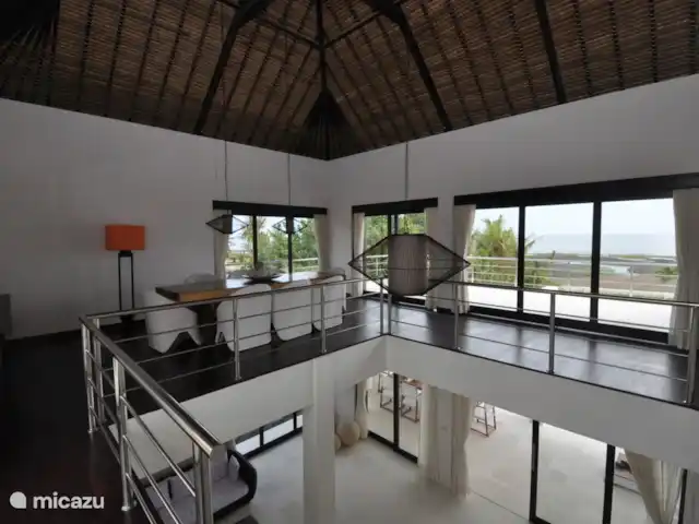Villa Bossi @ Banjar en Indonesia, Bali, Selat-Buleleng - villa Planta superior de la villa con mesa de comedor adicional y una sala de estar con smart TV