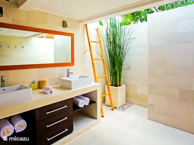 Villa Bossi @ Banjar en Indonesia, Bali, Selat-Buleleng - villa Baño semiabierto