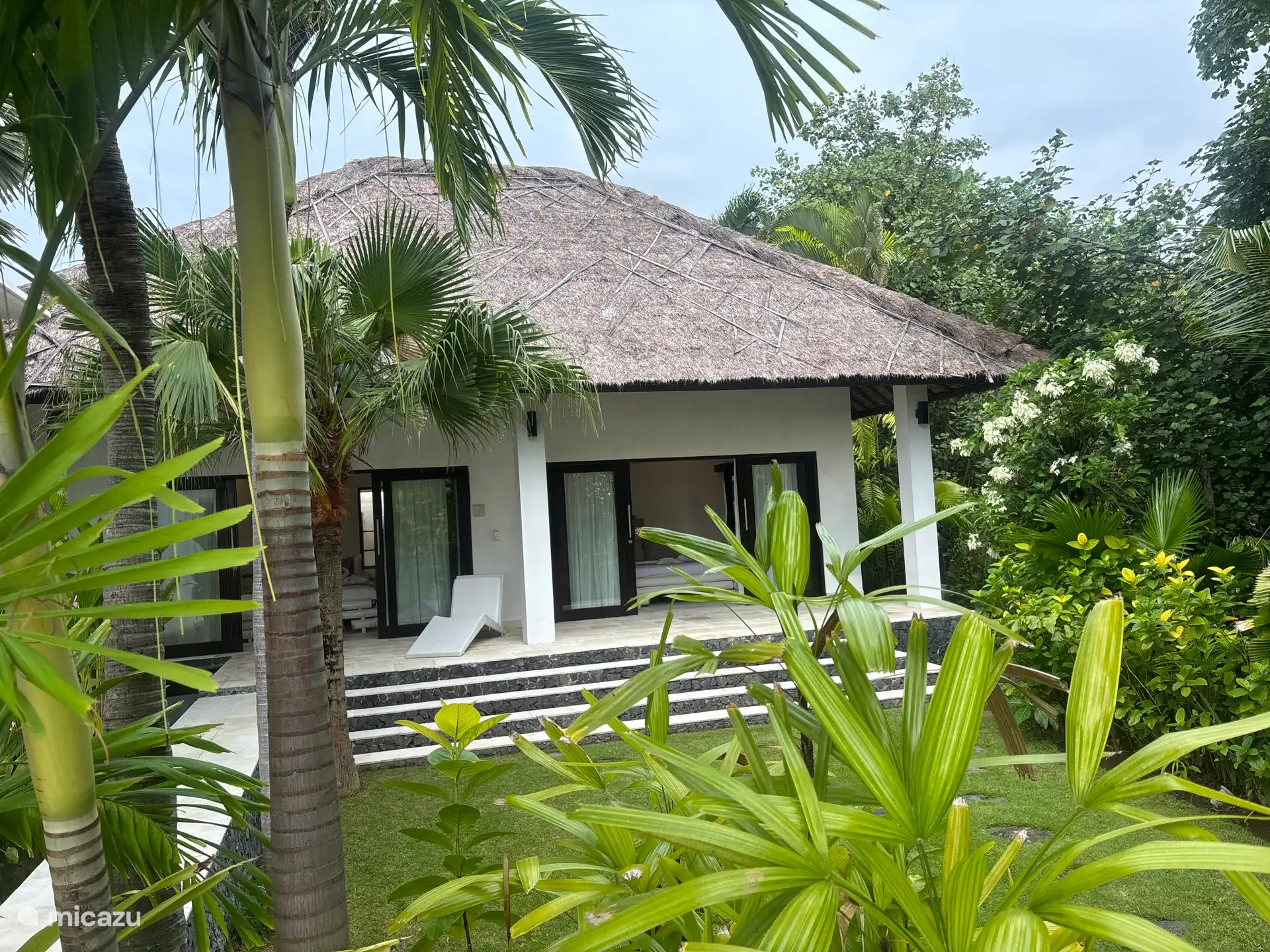 Die Schlafeinheiten befinden sich rechts und links des Haupthauses im tropischen Garten. Auf diese Weise sind Ruhe und Privatsphäre garantiert. Es gibt 2 miteinander verbundene Schlafzimmer pro Einheit.