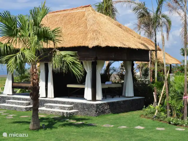 Villa Bossi @ Banjar en Indonesia, Bali, Selat-Buleleng - villa Nuestro pabellón de relajación y masajes en el jardín, justo al lado de la playa.