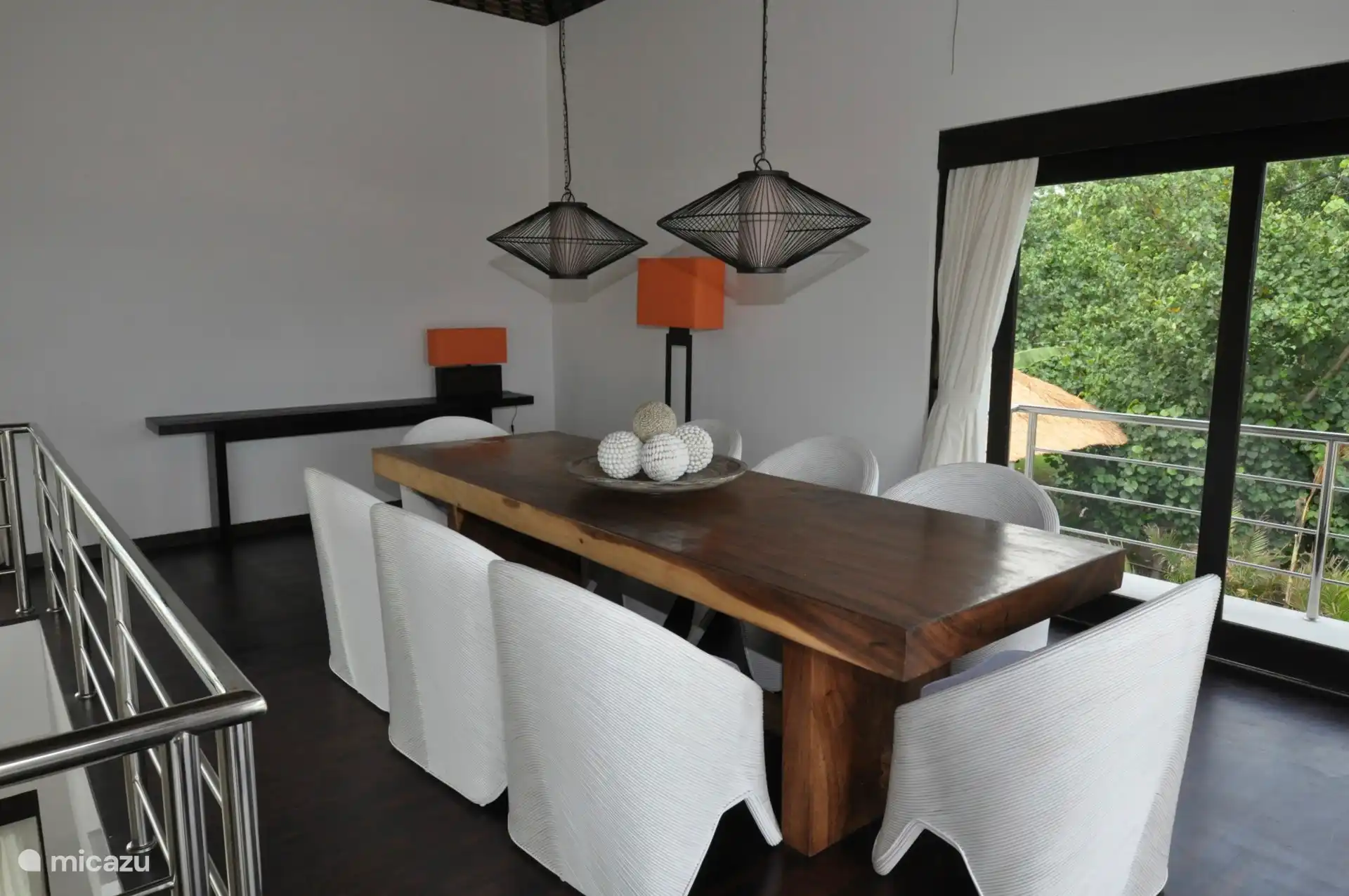 Zusätzlicher Esstisch im Obergeschoss für feines Essen