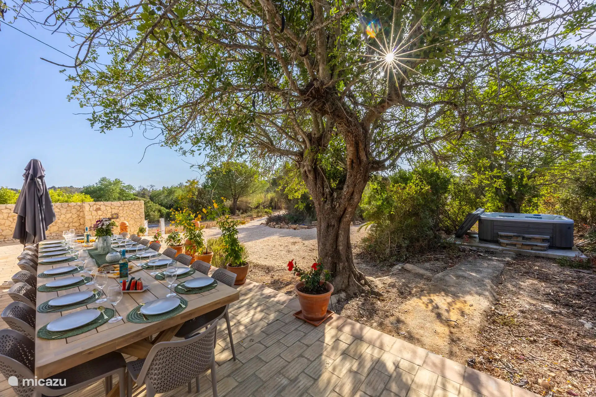 Esstisch im Freien mit Ihrem Whirlpool im Hintergrund