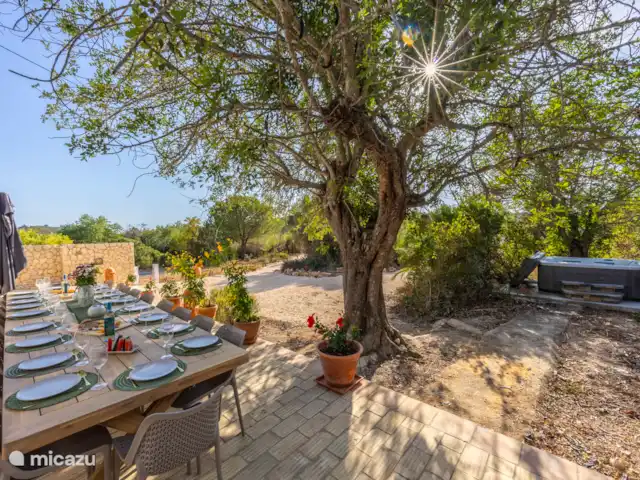 Casa da Paz en Portugal, Algarve, Pêra - villa Mesa de comedor al aire libre con su jacuzzi de fondo