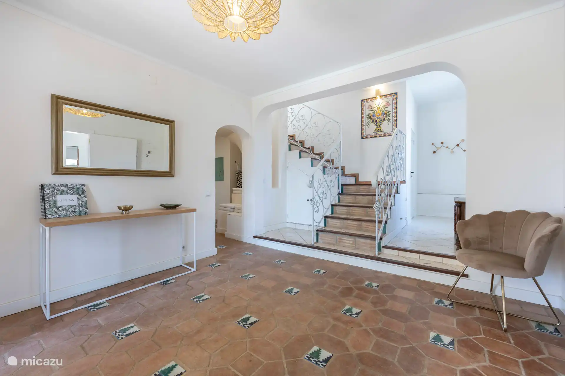 Saal mit Treppe nach oben