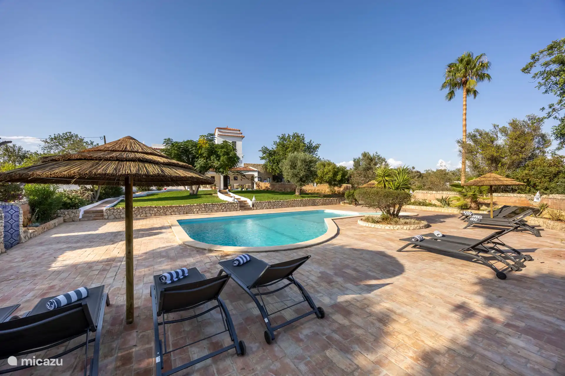 Schwimmbad mit Casa da Paz