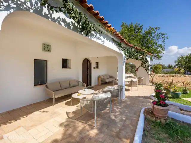 Casa da Paz en Portugal, Algarve, Pêra - villa Asiento frente a la casa