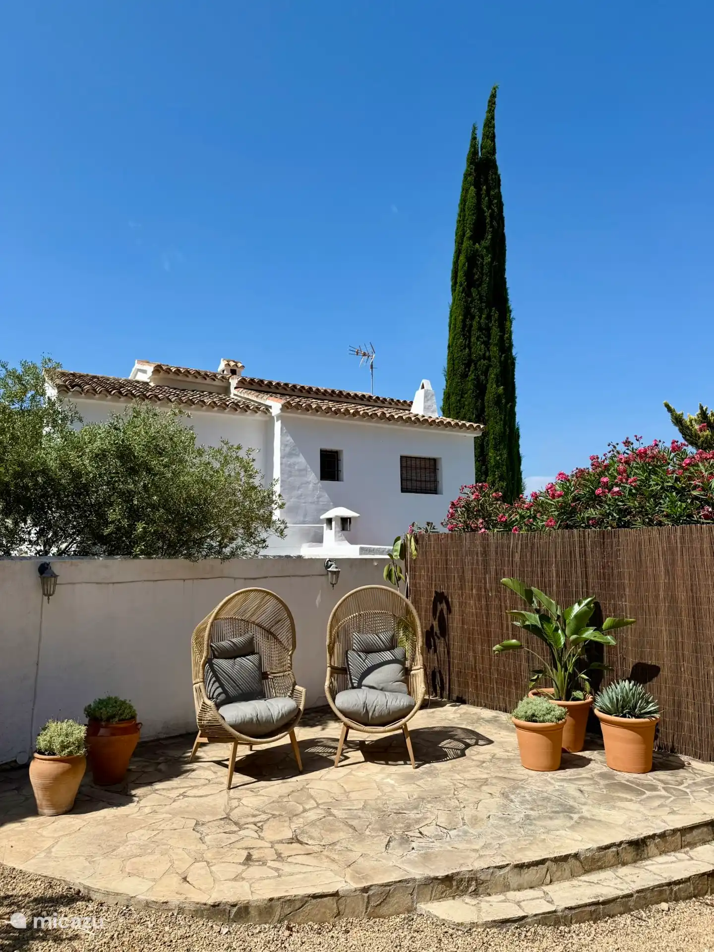 Espace détente dans le jardin avant