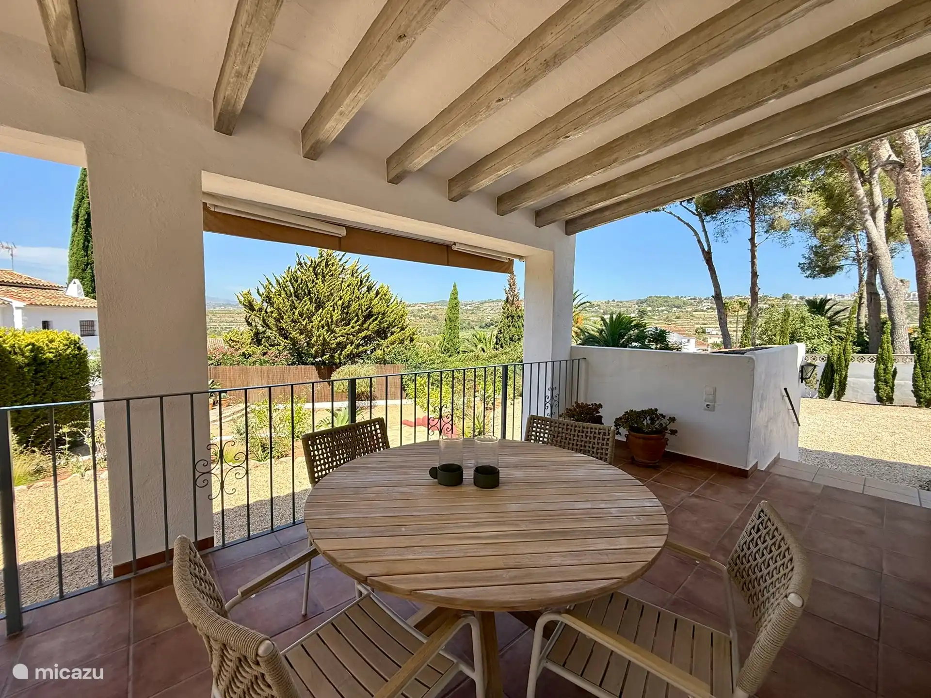 Table à manger sous la véranda de l’appartement du rez-de-chaussée