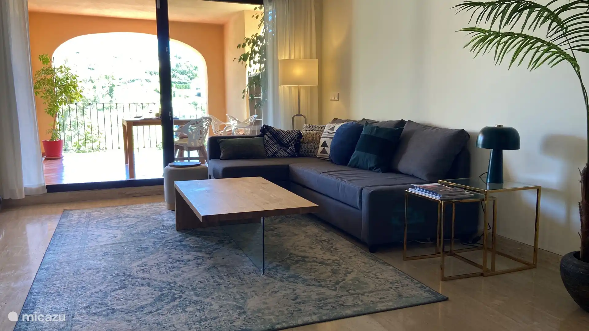 Le joli canapé salon = lit 2 personnes à côté de deux chambres avec 2 couchages chacune.