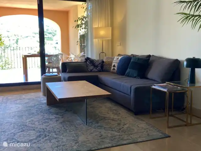 Searenityapartments huren in Spanje, Costa del Sol, Estepona - appartement De heerlijke lounge bank = 2 persoons bed naast twee slaapkamers met ieder 2 slaapplekken.