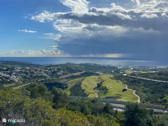 Searenityapartments huren in Spanje, Costa del Sol, Estepona - appartement Azata Golf vanuit achterland met zwaar weer vanuit het zuid westen.
