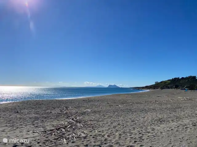 Searenityapartments huren in Spanje, Costa del Sol, Estepona - appartement Playa de Cala Sardina. Blik op Gibraltar en links de bergachtige kust van Marokko.