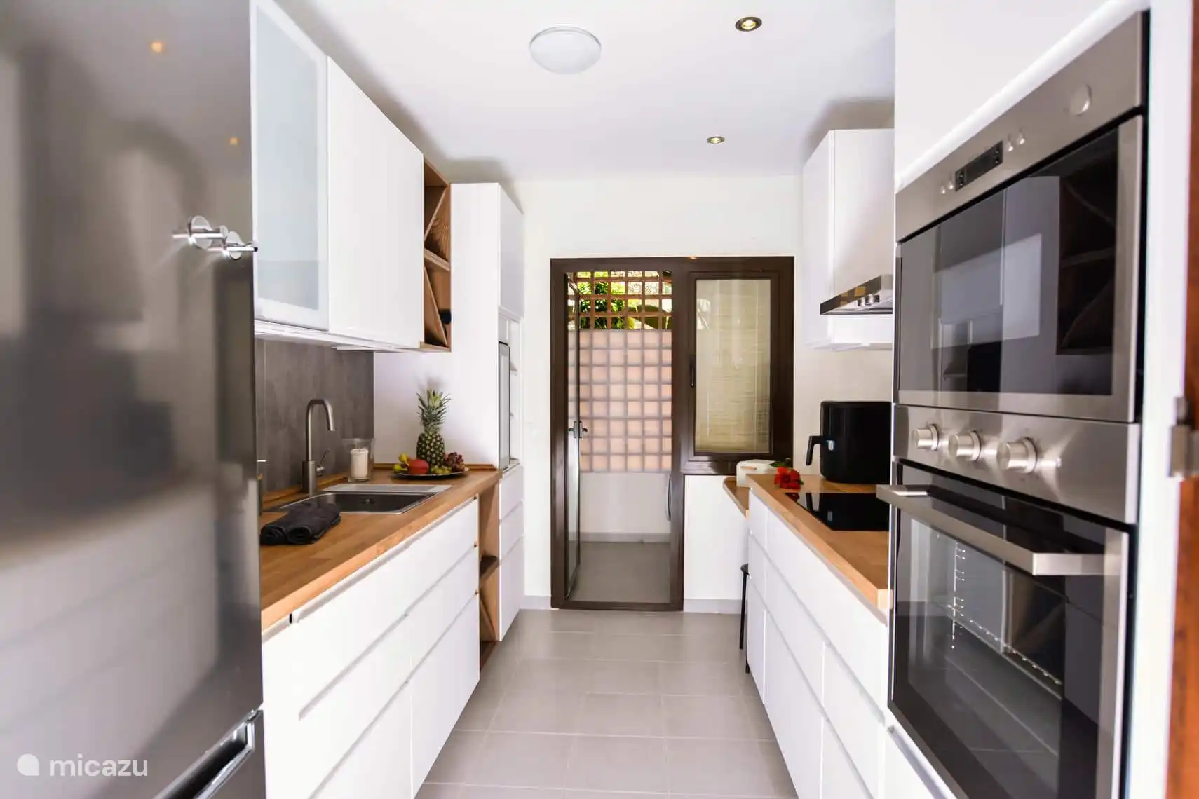 Grande cuisine moderne avec tous les garnitures ! Cuisson à induction 5 plaques. Grand placard de cuisine avec aussi un grand congélateur !