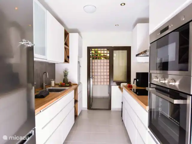 Searenityapartments huren in Spanje, Costa del Sol, Estepona - appartement Grote moderne keuken met alles er op en er aan! Inductie koken 5 platen. Grote keulkast met ook ruime vriezer!