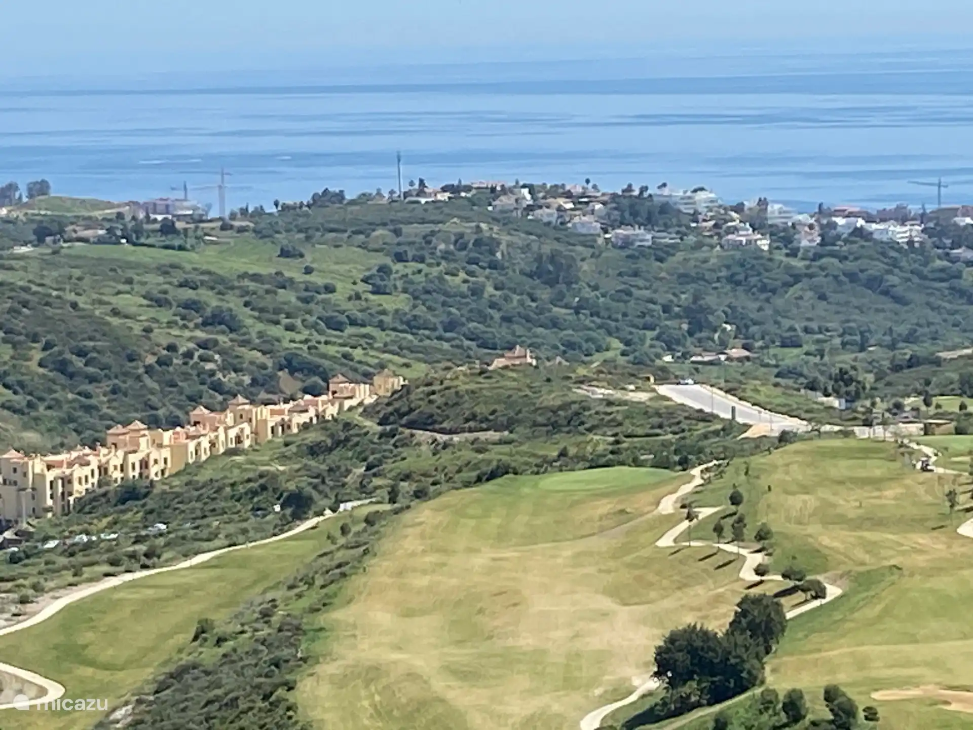Vue de la région et de la mer depuis les collines les plus élevées à l’intérieur des terres. À gauche en dessous de la station balnéaire de Dona Lucia. 