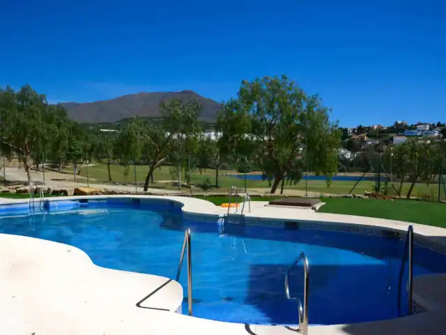Searenityapartments huren in Spanje, Costa del Sol, Estepona - appartement Zwembad beneden. Op tien meter van onze voordeur. Omheind en toegankelijk met sleutel. Douches wc’s en parasols op vriendelijk praktisch kunstgras.