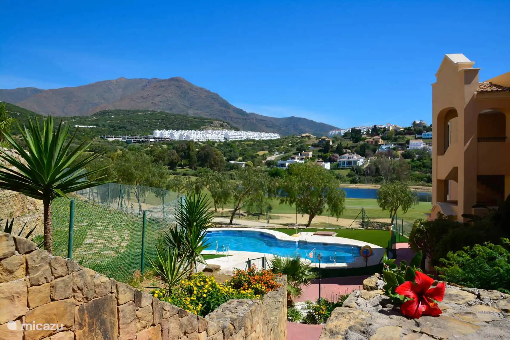 Photo de la piscine et derrière elle le trou 5 de GC Azata. Cette piscine se trouve à moins de 10 mètres de notre porte extérieure. Nous n’entendons pas les bruits de la piscine. Notre vue est sur le SE sur le trou 6 + collines