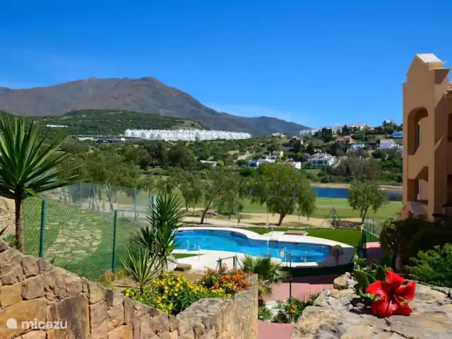 Searenityapartments huren in Spanje, Costa del Sol, Estepona - appartement Foto van het zwembad en daarachter hole 5 van GC Azata. Dit zwembad ligt op nog geen 10 meter van onze buitendeur. De geluiden van het zwembad horen wij niet. Ons zich is op het ZO op hole 6 + heuvels