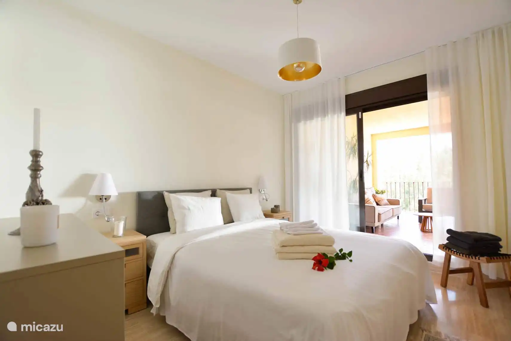 Salon très attrayant et pratique avec une grande table à manger avec 6 chaises confortables. Banc de couchage en forme de L (deux places de couchage) au besoin. Portes coulissantes en verre pour l’accès à la terrasse. B&O TV et Bluetooth 