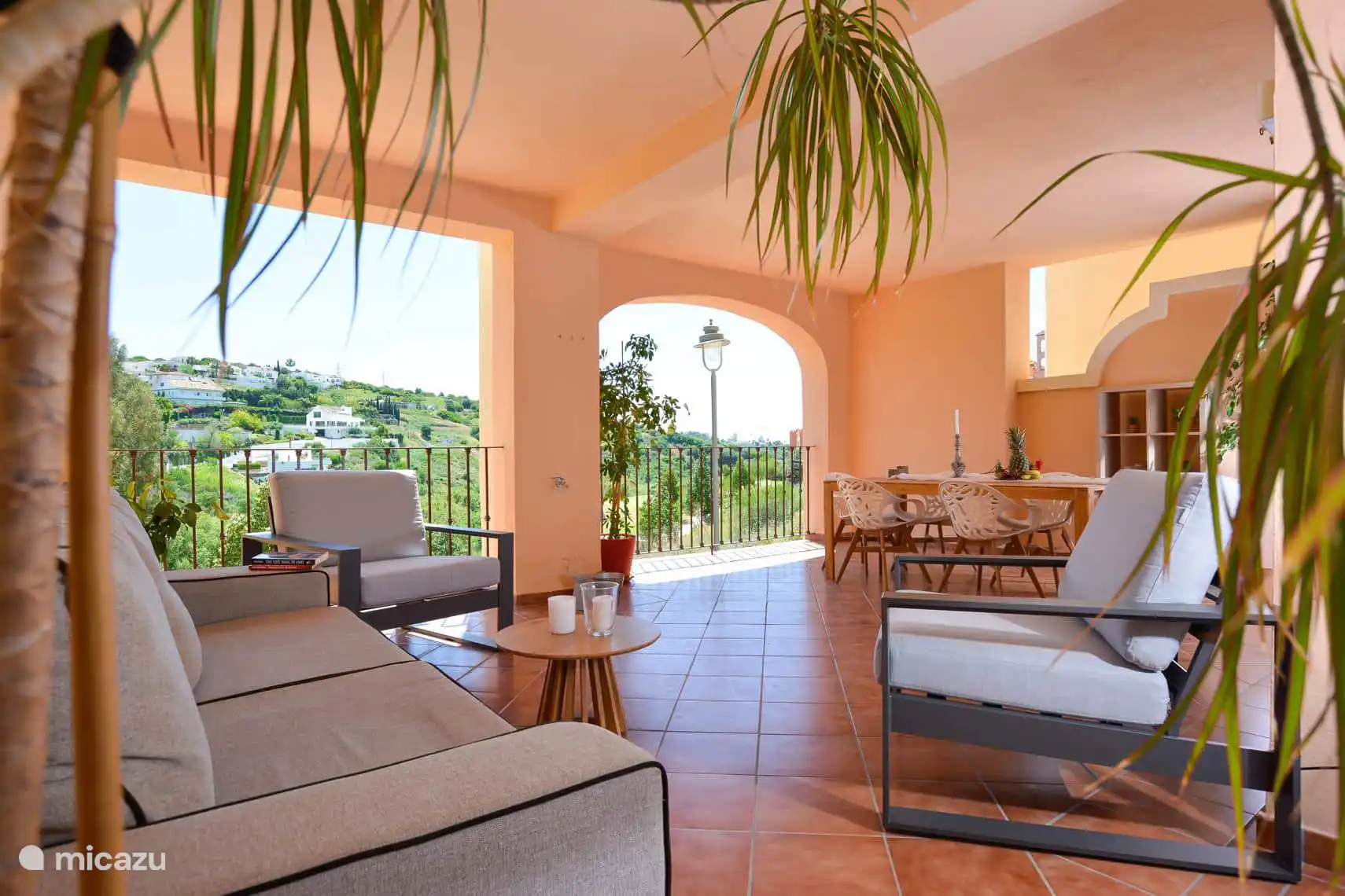 La terrasse couverte calme de 40 m2 (charmante). Vue imprenable sur les collines et le trou 6 du golf Azata ! 