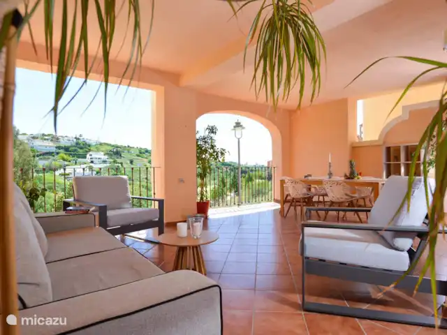 Searenityapartments huren in Spanje, Costa del Sol, Estepona - appartement Het 40 m2 rustige overdekte terras  (heerlijk). Prachtig uitzicht op heuvels en hole 6 van Azata golf!