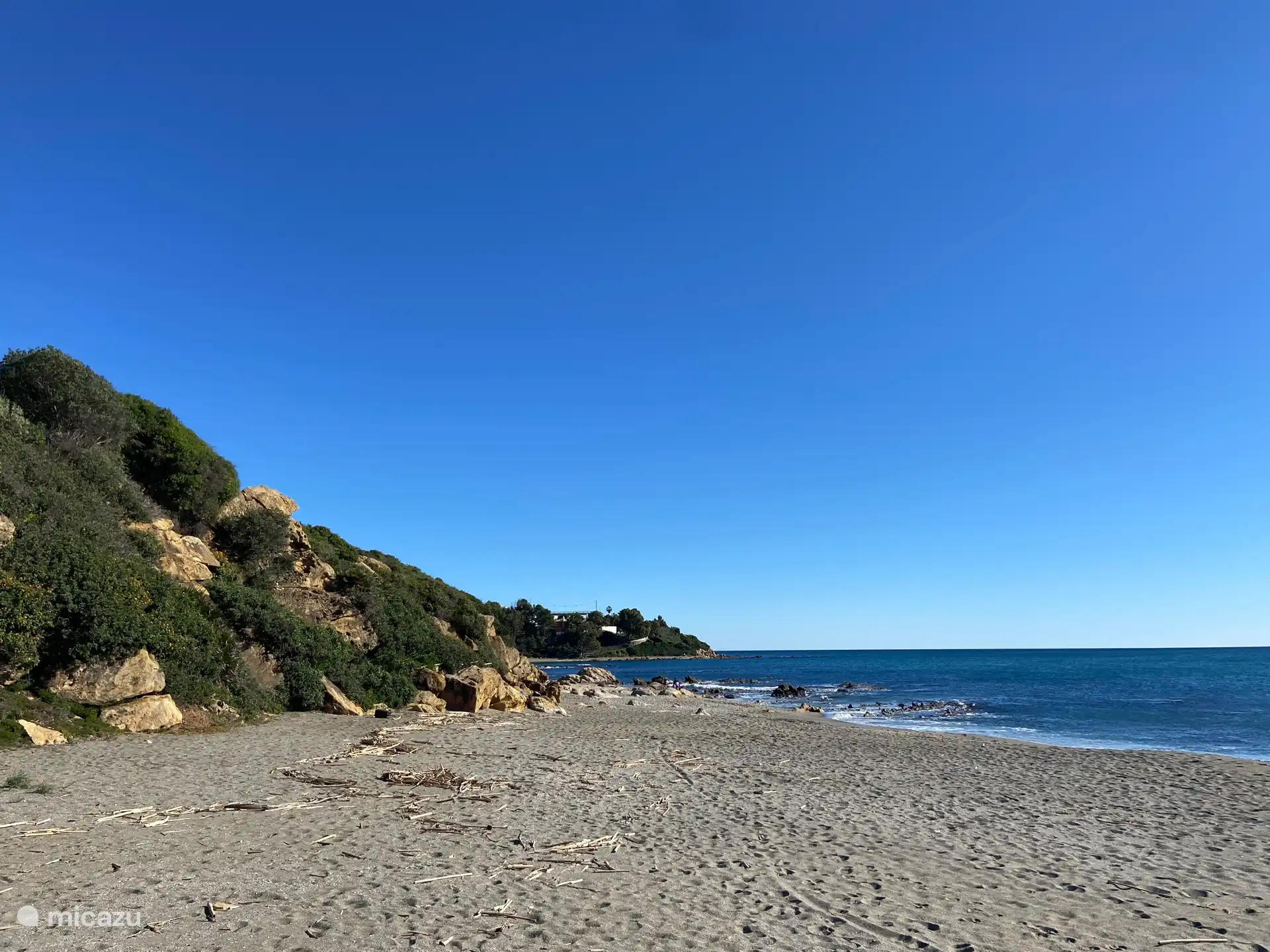 Playa de Cala Sardina ! L’endroit où il faut être pour les gens qui embrassent la paix et l’eau la plus claire. A 10 minutes de notre appartement, à l’ouest. Garez votre voiture où vous le souhaitez   