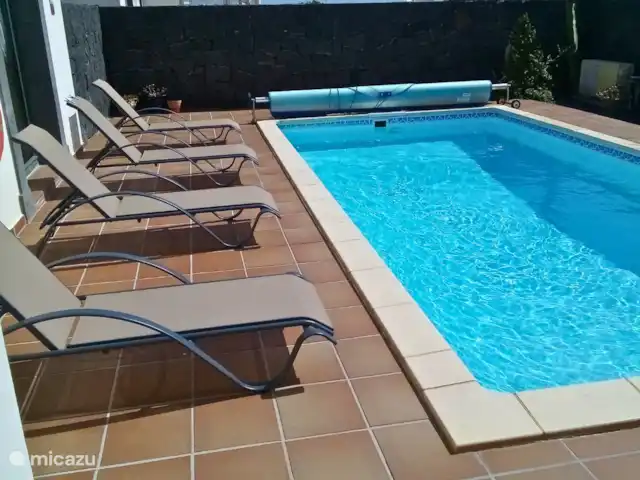 Villa Graciosa en España, Lanzarote, Playa Blanca - villa Una piscina de agua salada tiene muchas ventajas sobre una piscina clorada, como que no pica la piel, no tiene ojos rojos y no tiene efecto blanqueador en la ropa y el cabello.