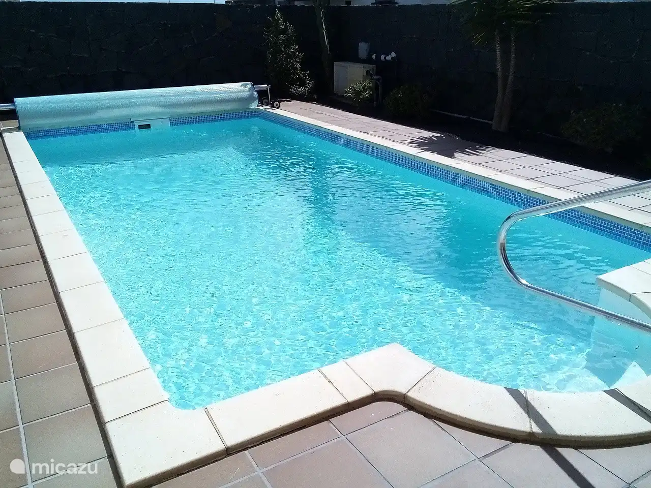 In the garden you can take a refreshing dip in the heated private pool or enjoy the sun on one of the sunbeds.