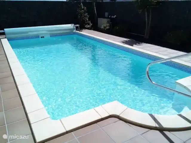 Villa Graciosa en España, Lanzarote, Playa Blanca - villa En el jardín puede darse un refrescante chapuzón en la piscina privada climatizada o disfrutar del sol en una de las tumbonas.