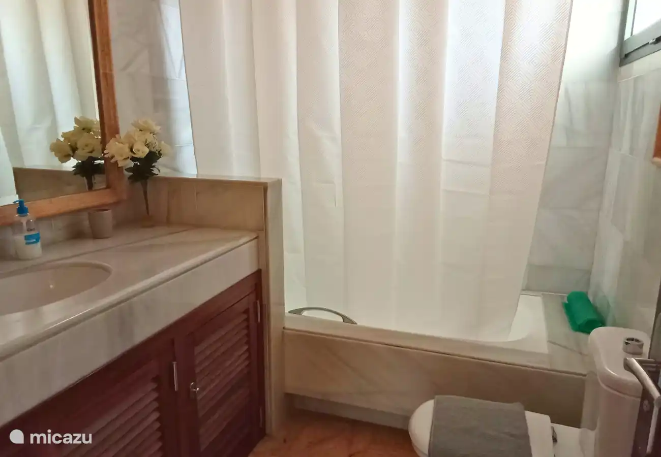 en-suite bathroom with bath, toilet and sink