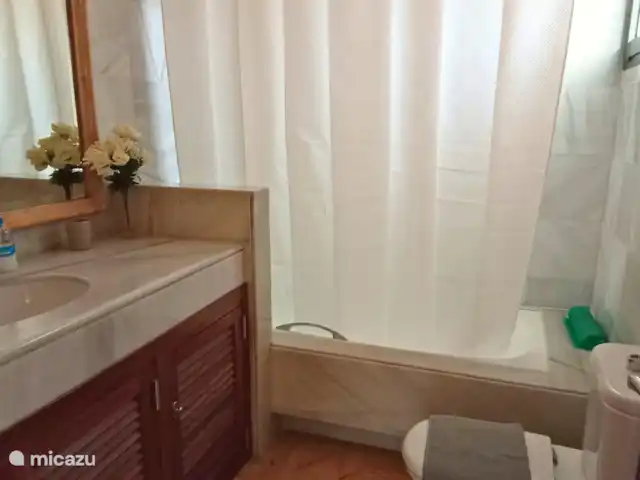 Villa Graciosa en España, Lanzarote, Playa Blanca - villa Baño en suite con bañera, inodoro y lavabo