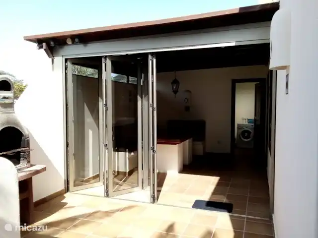 Villa Graciosa en España, Lanzarote, Playa Blanca - villa Además de un bonito jardín, también hay una barbacoa de piedra en la terraza.